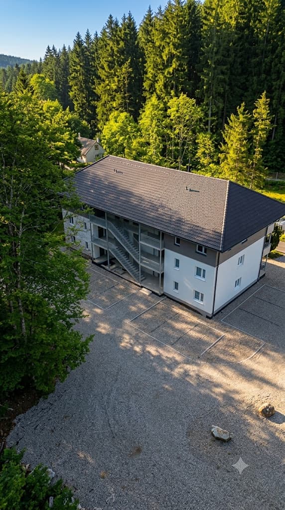 Tree House Apartments im Sommer, Luftaufnahme mit Zufahrt